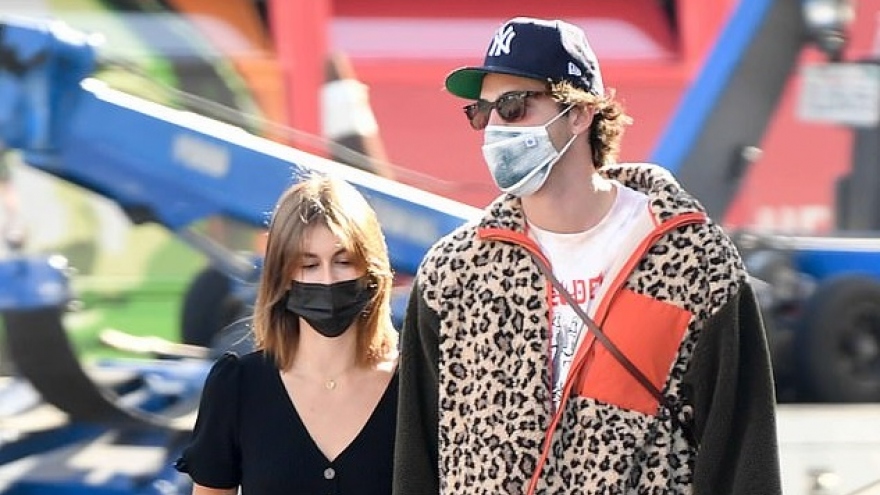 Kaia Gerber và bạn trai Jacob Elordi nắm tay tình cảm đi mua sắm