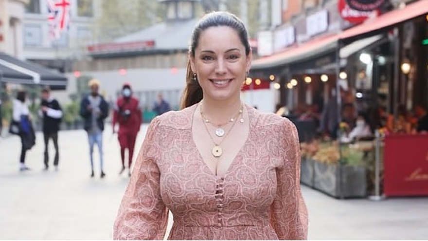 Kelly Brook điệu đà ra phố