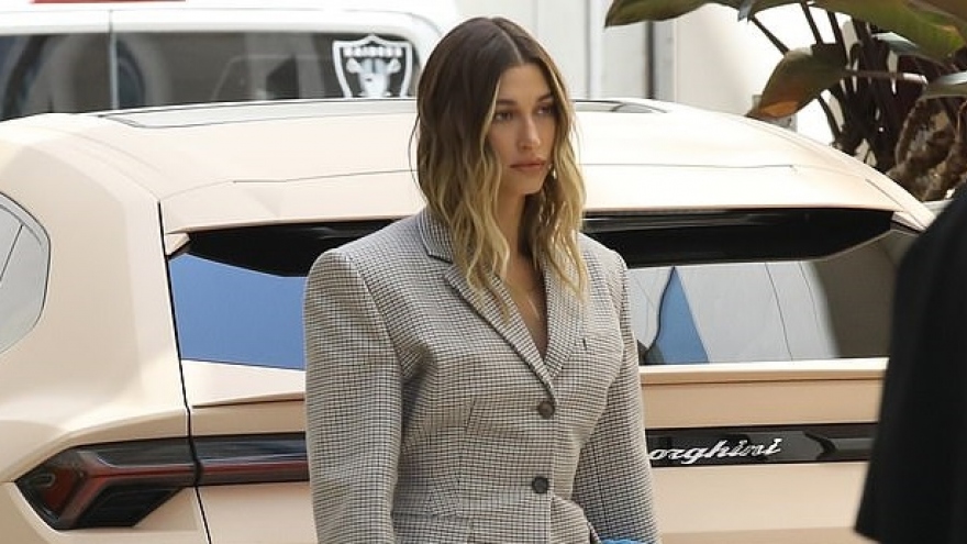 Hailey Baldwin diện blazer thanh lịch đi họp ở Los Angeles