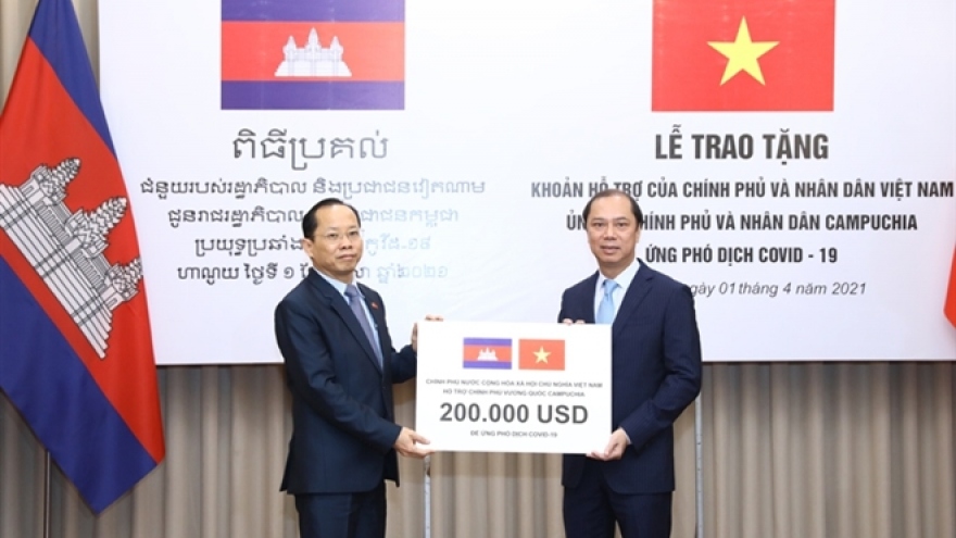 Vietnam donates US$200,000 to Cambodia’s COVID-19 fight