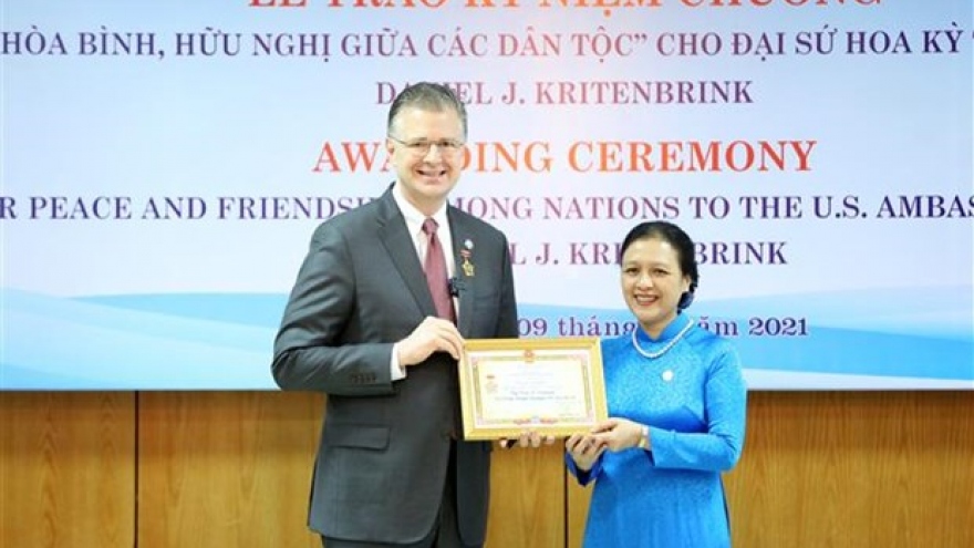 VUFO presents friendship insignia to US ambassador