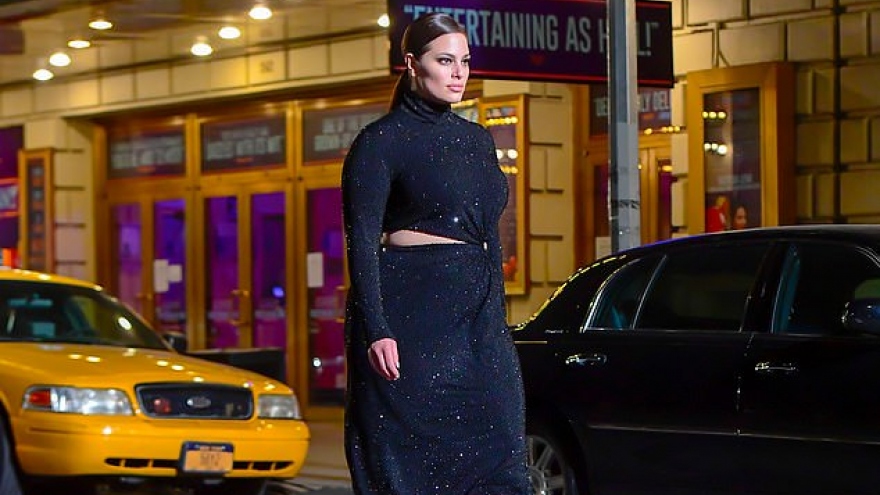 Ashley Graham diện đầm bó trong buổi trình diễn ngoài trời của Michael Kors