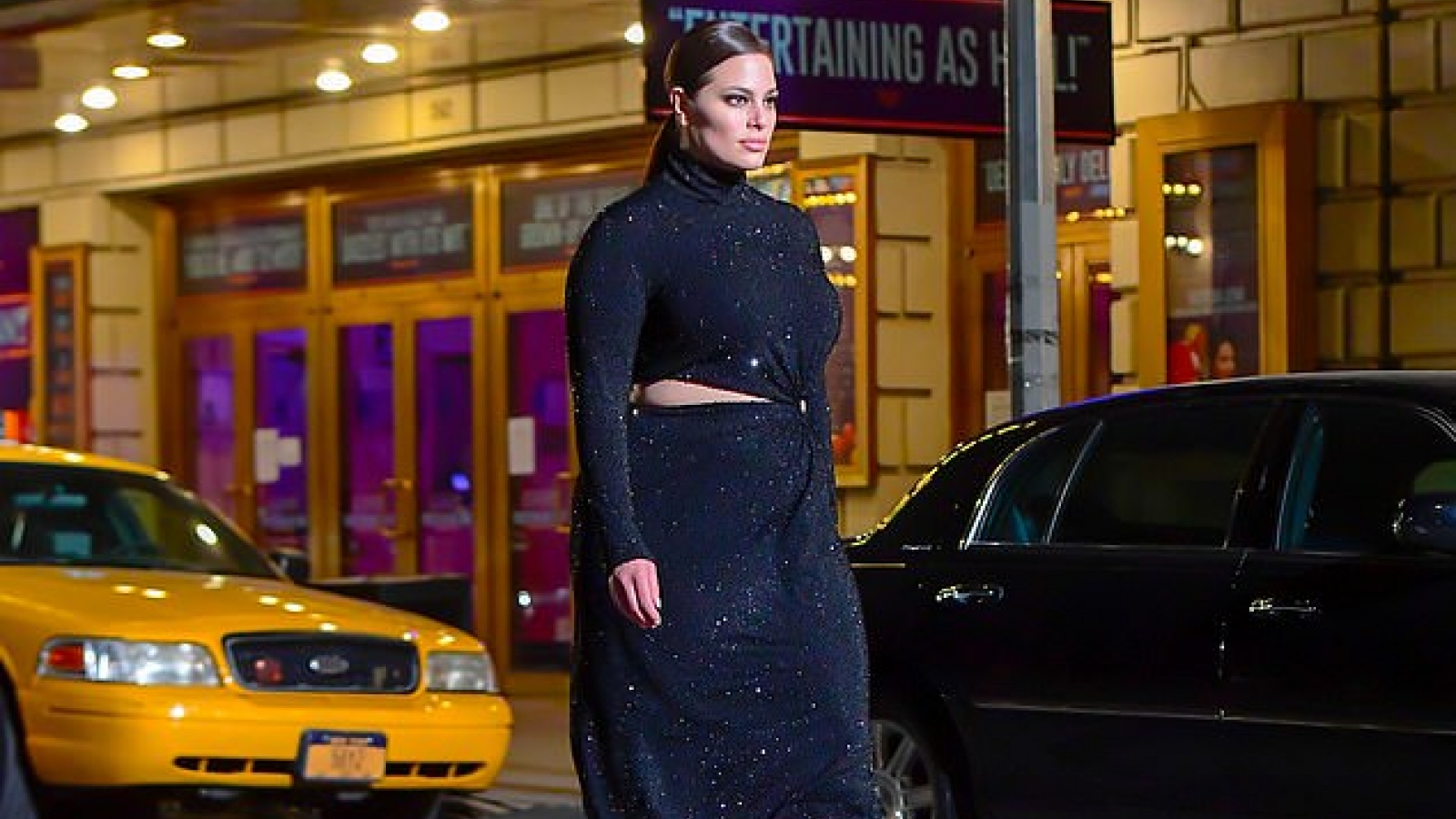 Ashley Graham diện đầm bó trong buổi trình diễn ngoài trời của Michael Kors