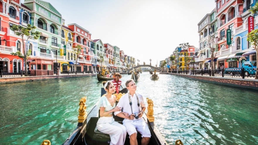 Check-in độc lạ từ view thuyền gondola tại siêu quần thể hot nhất Phú Quốc