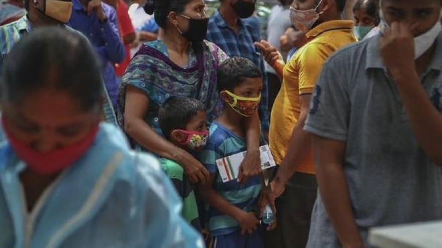 Giới chức y tế Ấn Độ kêu gọi người dân đeo khẩu trang cả khi ở nhà để ngừa Covid-19