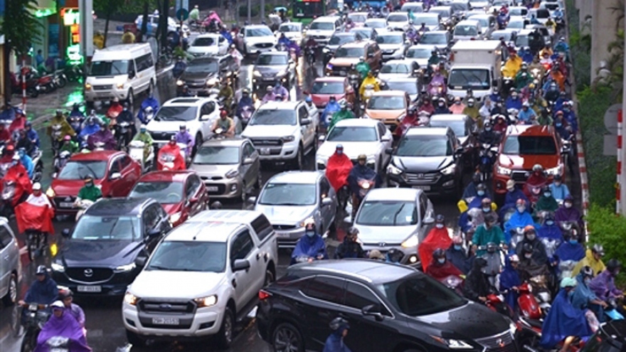 Heavy downpours cause severe traffic jams and fallen trees around Hanoi