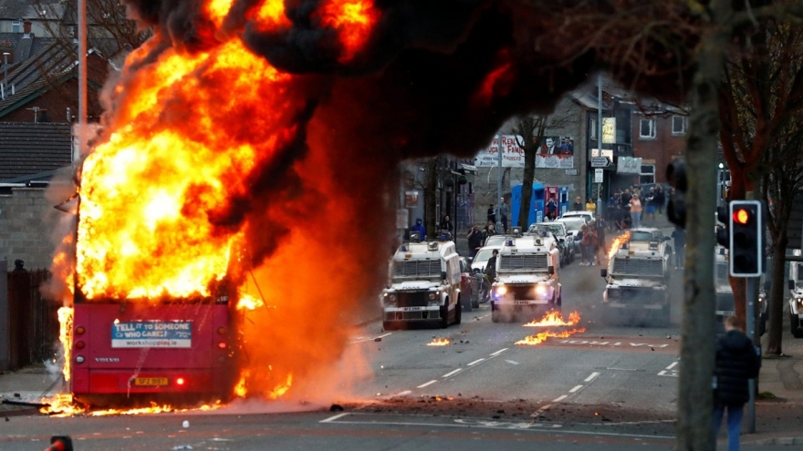 Thủ tướng Anh kêu gọi kiềm chế khi bạo loạn bùng phát tại Belfast