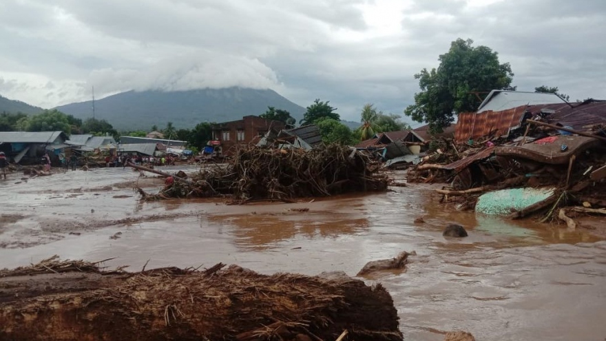Bão nhiệt đới làm trầm trọng thêm lũ lụt, sạt lở ở Indonesia và Timor Leste