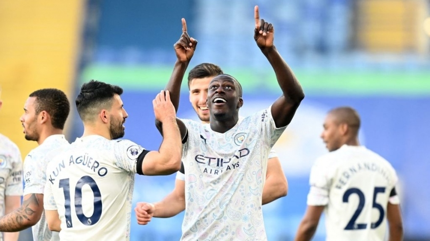 Hạ đẹp Leicester City, Man City hơn MU tới 17 điểm trong cuộc đua vô địch