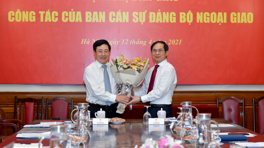 Ông Phạm Bình Minh bàn giao nhiệm vụ cho tân Bộ trưởng Ngoại giao Bùi Thanh Sơn