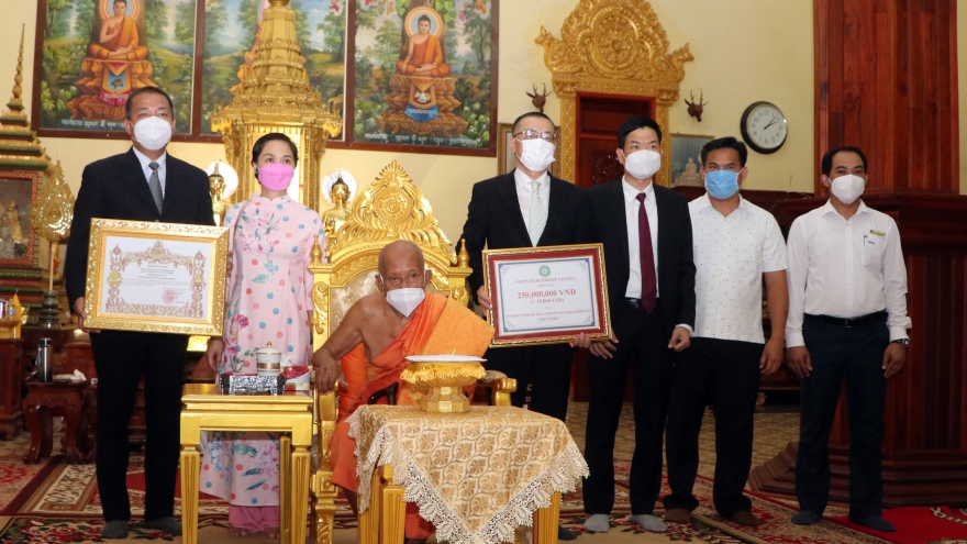 Giáo hội Phật giáo Việt Nam trao quà hỗ trợ chư tăng Phật giáo và kiều bào tại Campuchia
