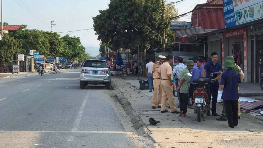 Đi bộ qua đường, một phụ nữ bị xe máy đâm tử vong