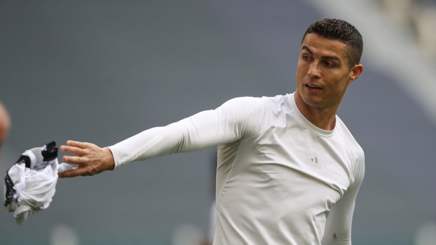 Cristiano Ronaldo ném áo đấu Juventus sau trận thắng Genoa