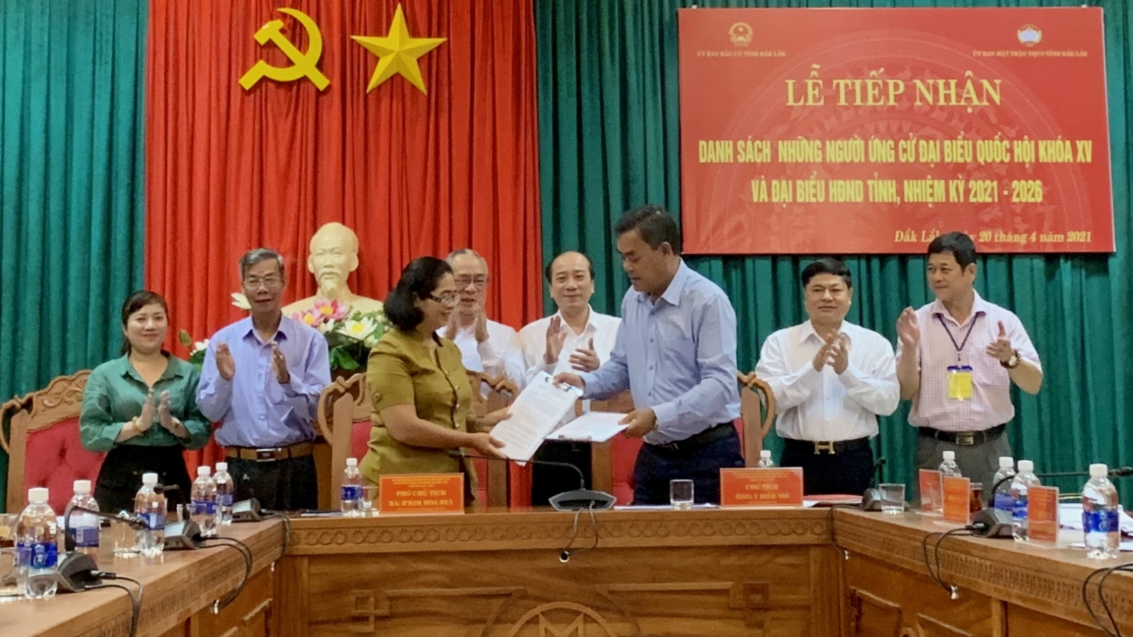Đắk Lắk bàn giao hồ sơ 11 người ứng cử đại biểu Quốc hội khóa XV