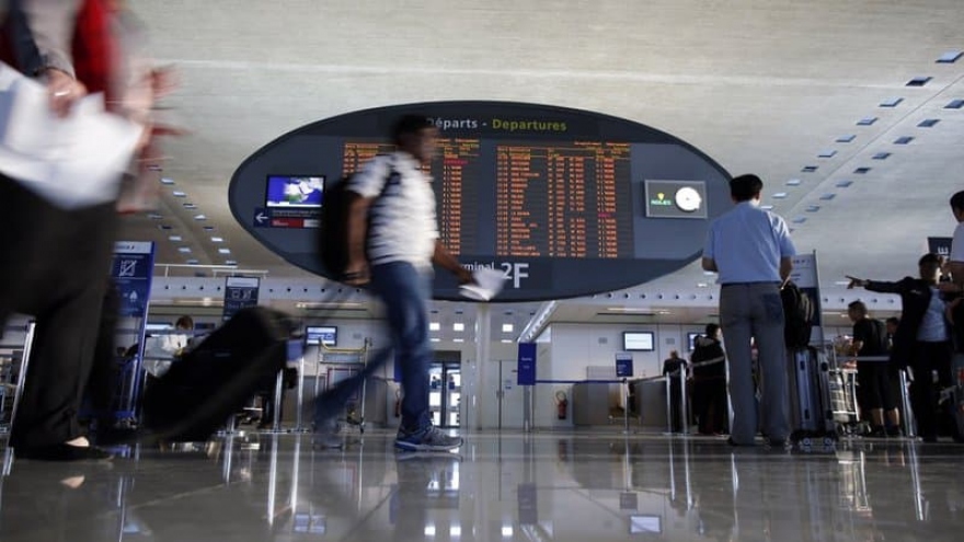 Pháp tính dừng các chuyến bay với Ấn Độ do lo ngại biến thể virus SARS-CoV-2