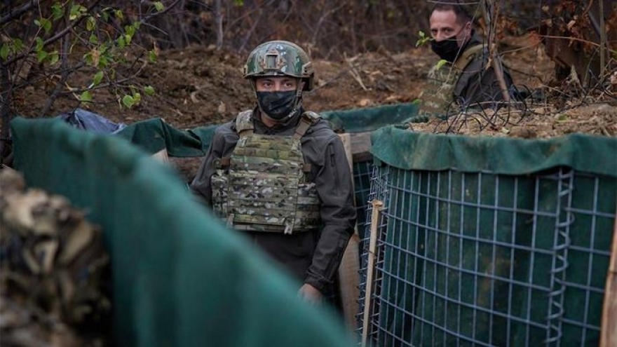 Chiến sự Donbass “nóng” trở lại, Ukraine trừng phạt Nga