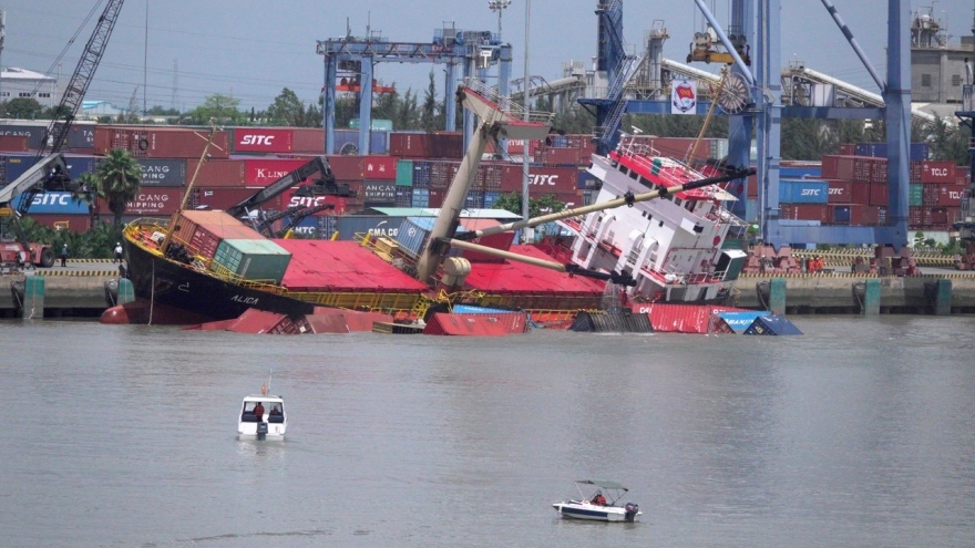 Cứu hộ tàu hàng nước ngoài lật nghiêng, nhiều container rơi xuống sông