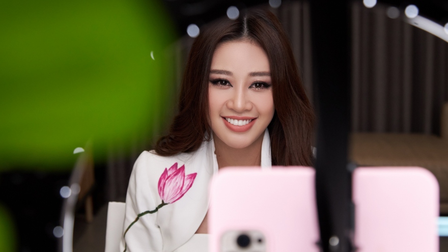 Hoa hậu Khánh Vân diện vest do chính tay các em ngôi nhà OBV vẽ tặng