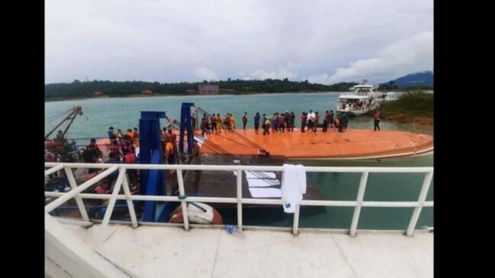 Nguyên Tổng Bí thư - Chủ tịch nước Lào an toàn trong vụ tai nạn lật thuyền