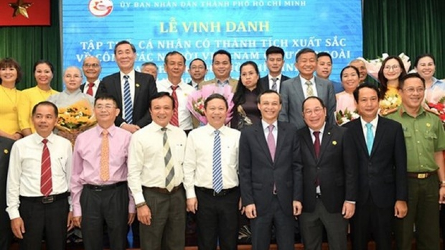 17 collectives, 33 individuals honoured for overseas Vietnamese affairs
