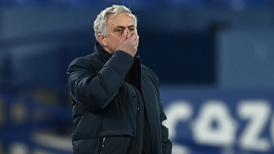 CHÍNH THỨC: Tottenham sa thải HLV Mourinho