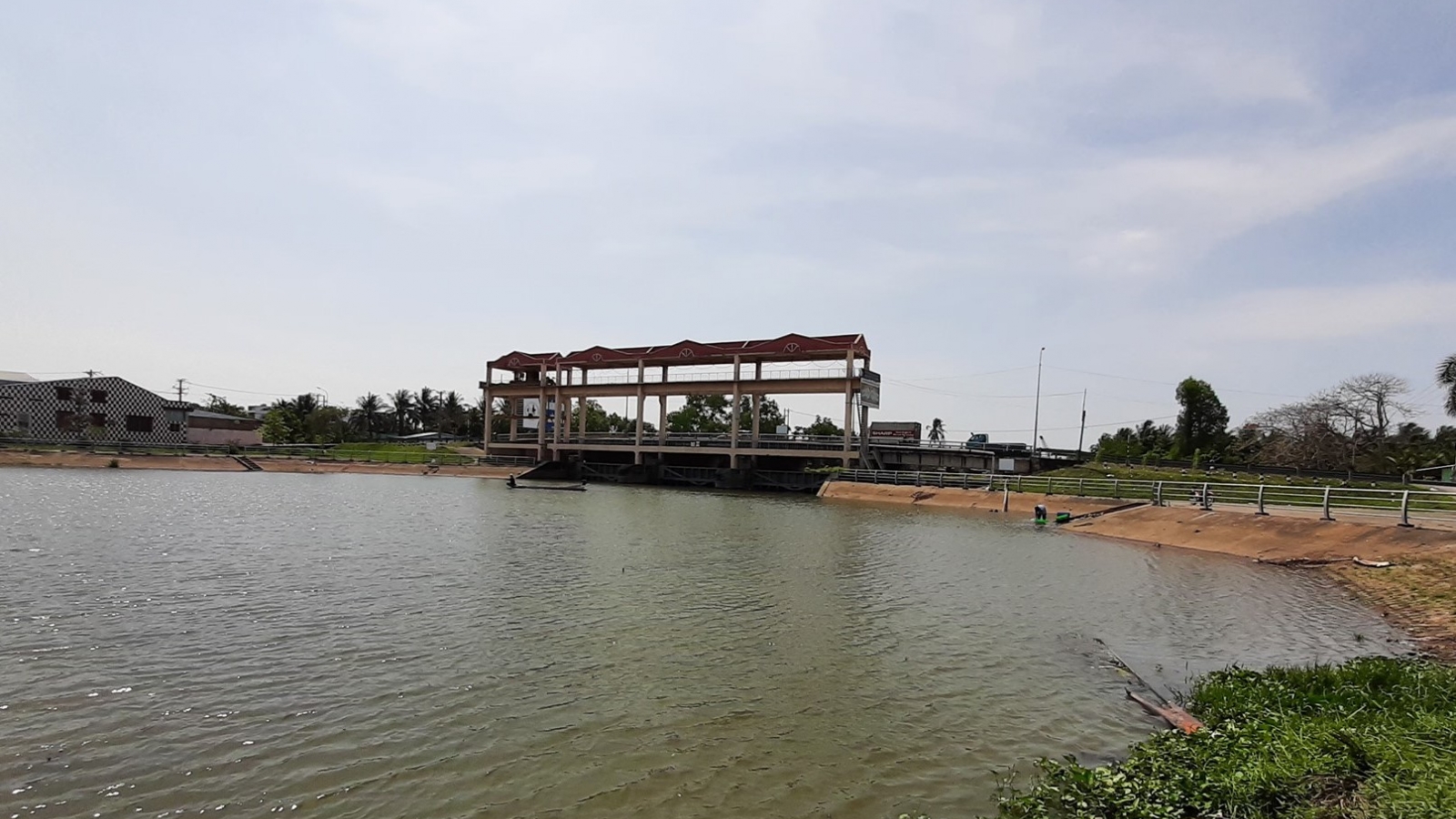 Sẽ đầu tư gần 880 tỷ đồng xây dựng 6 cống, đập kiên cố ngăn mặn, trữ ngọt ven sông Tiền