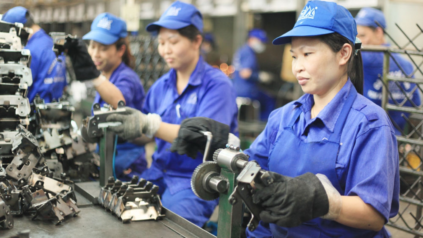 Thu nhập đứng yên, người lao động “hụt hơi” vì chi phí sinh hoạt leo thang