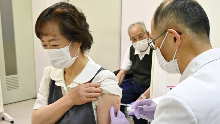 Nhật Bản bắt đầu chiến dịch tiêm vaccine Covid-19 cho người cao tuổi