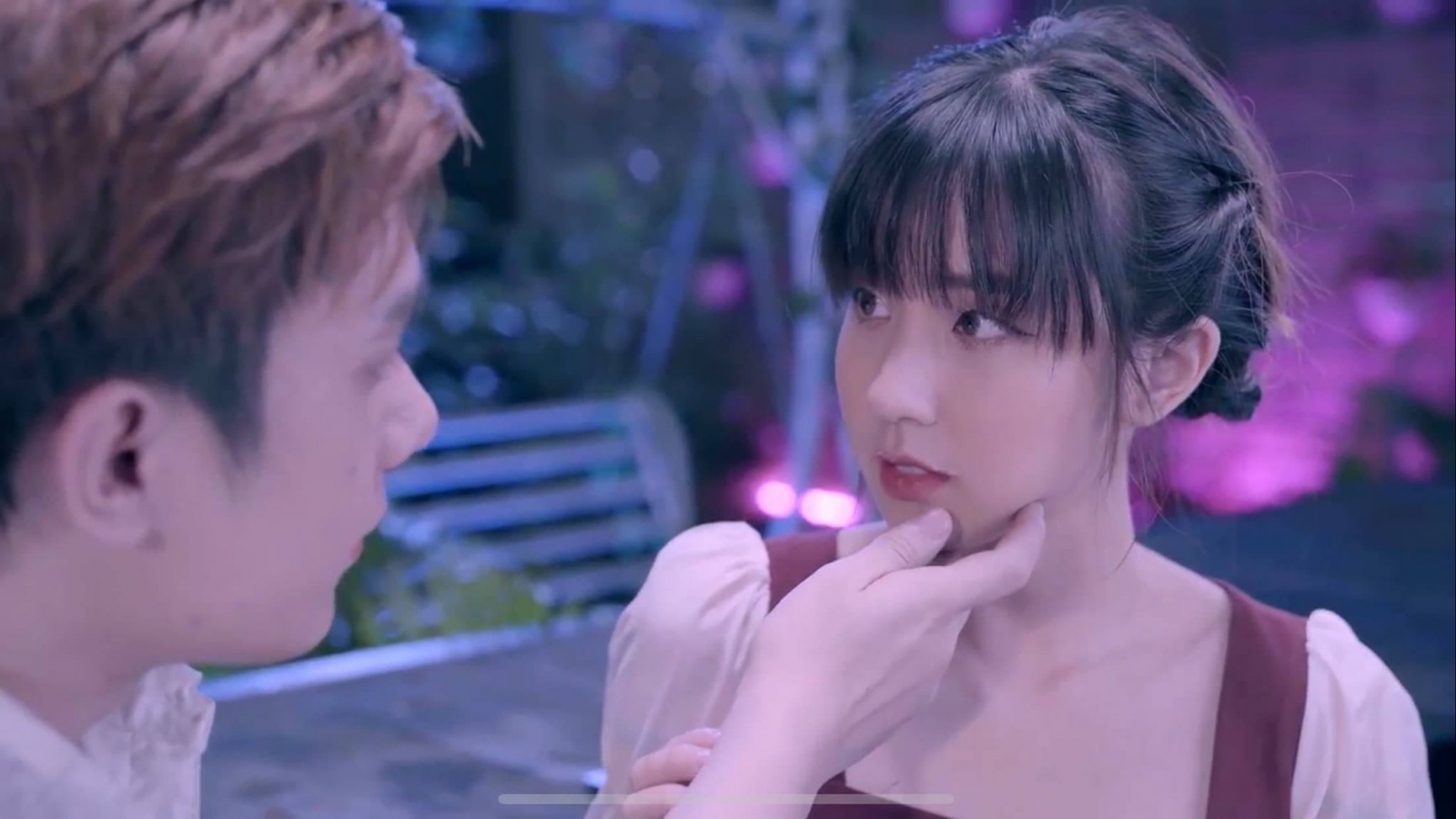Nhật Phong vượt mặt Binz, Only C với hit mới “Đừng như người dưng”