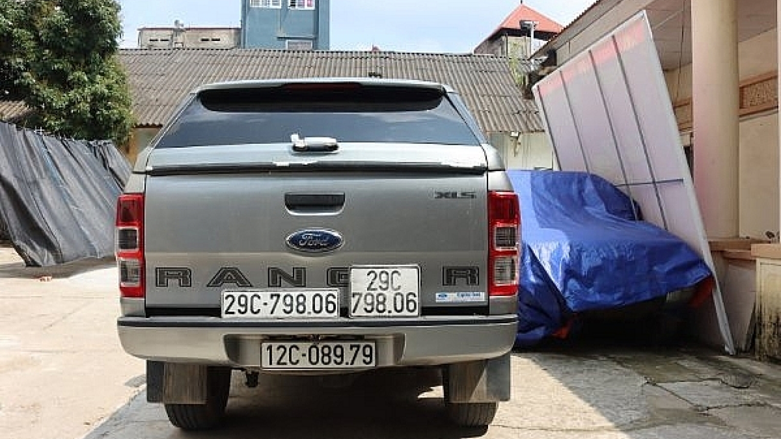 Xe ô tô dùng biển số giả vận chuyển gần 700 kg nguyên liệu thuốc bắc lậu