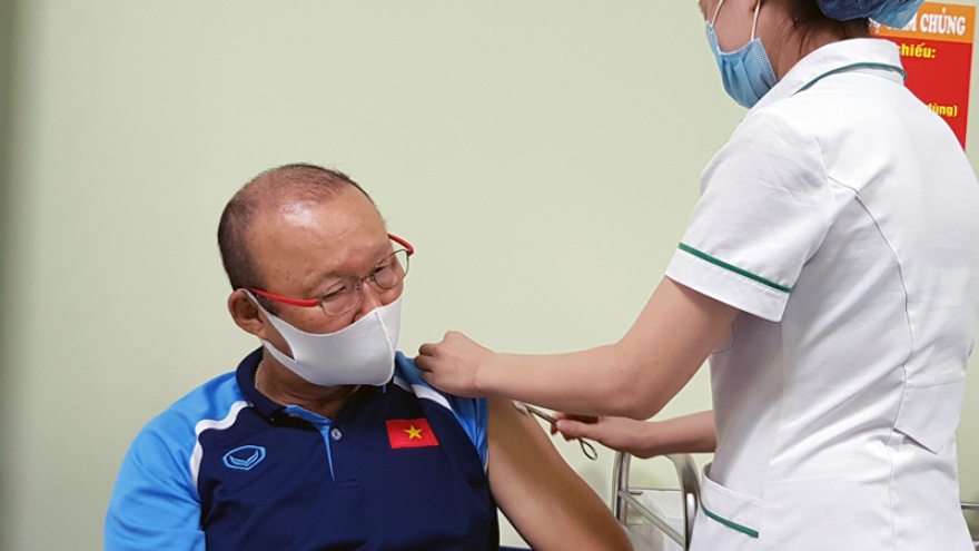 HLV Park Hang Seo và ban huấn luyện được tiêm vaccine Covid-19