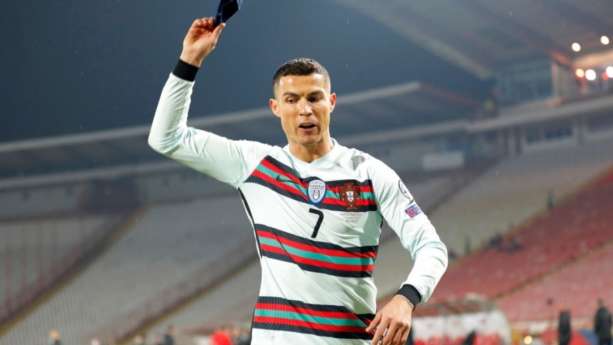 Chiếc băng đội trưởng bỏ đi của Ronaldo có giá 75.000 USD