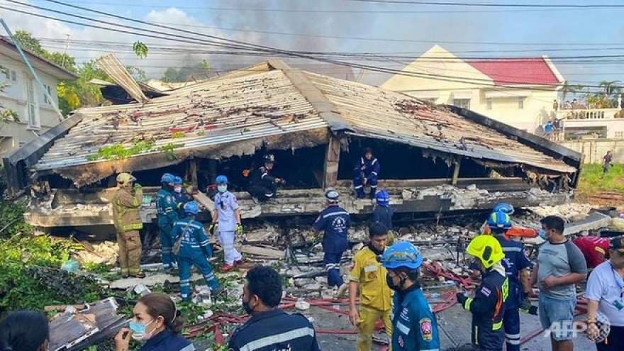 Căn hộ cao cấp ở Bangkok đổ sập làm 4 người chết