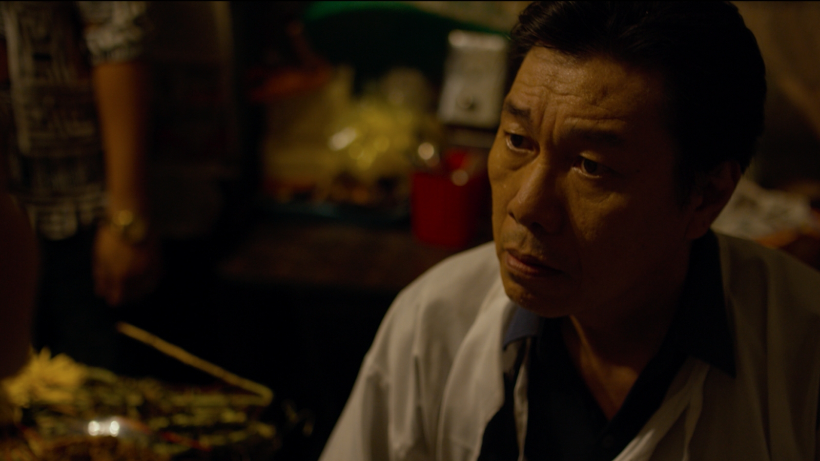 "Đêm tối rực rỡ!" tung trailer: Sóng gió gia đình trong đêm tang lễ