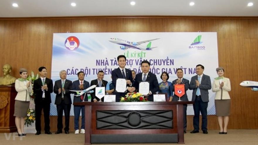 Bamboo Airways sponsors national football, futsal teams