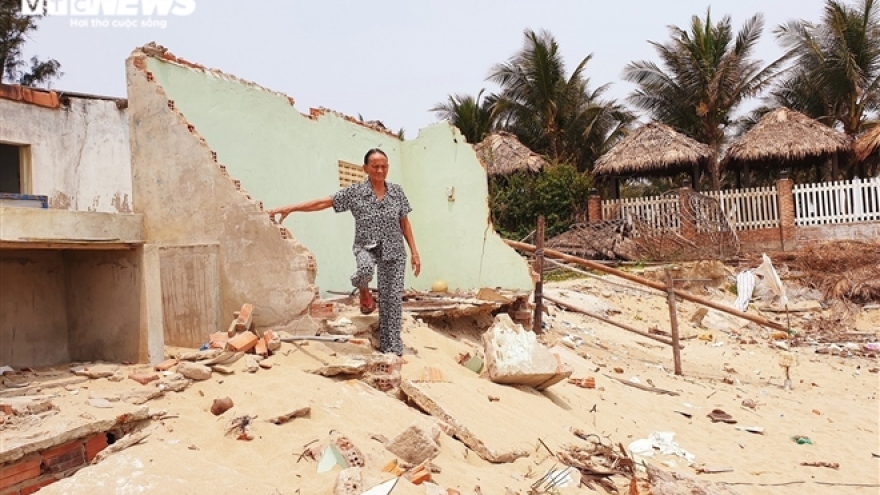 Sóng 'xé toạc' 1,8km bờ biển Hội An, quật sập nhà hàng của dân