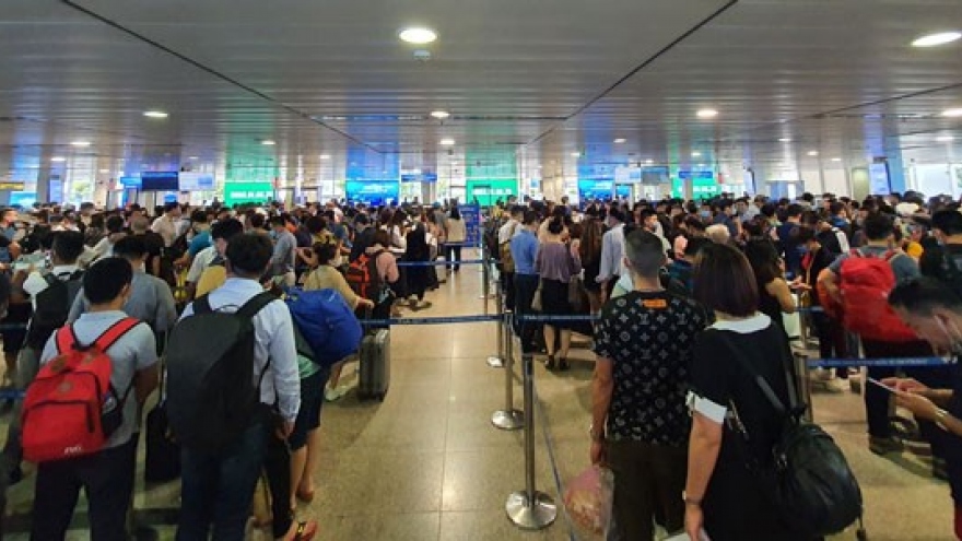 HCM City airport opens more check-in counters, security scanners