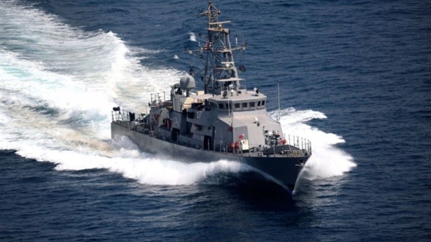 Tàu Mỹ nổ súng bắn cảnh cáo tàu Iran khi bị 3 tàu Iran áp sát