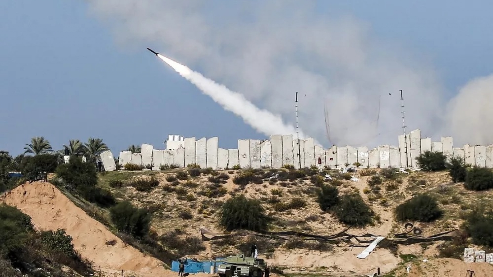 Ít nhất 40 quả tên lửa bắn về lãnh thổ Israel từ Gaza