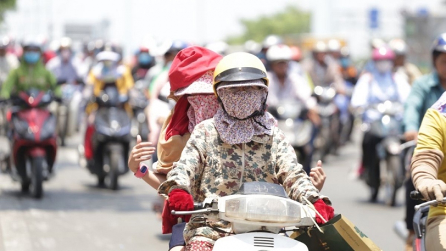 Phía Bắc và Trung Trung bộ có nắng nóng gay gắt, nhiệt độ cao nhất trên 39 độ