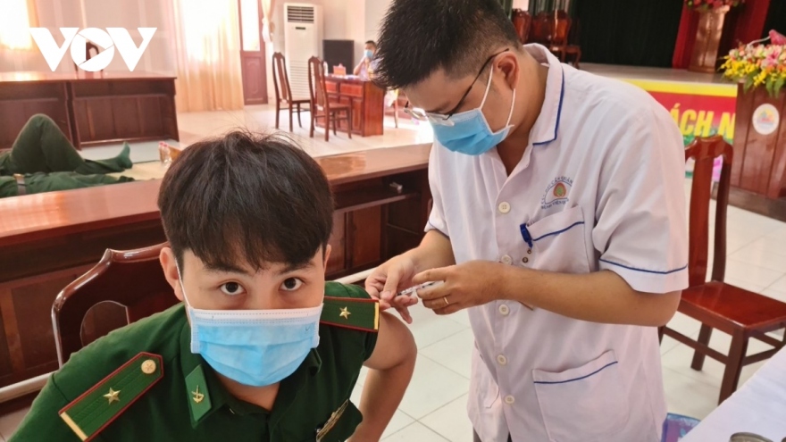 Nearly 1,600 officers and soldiers receive COVID-19 vaccine in Mekong Delta 