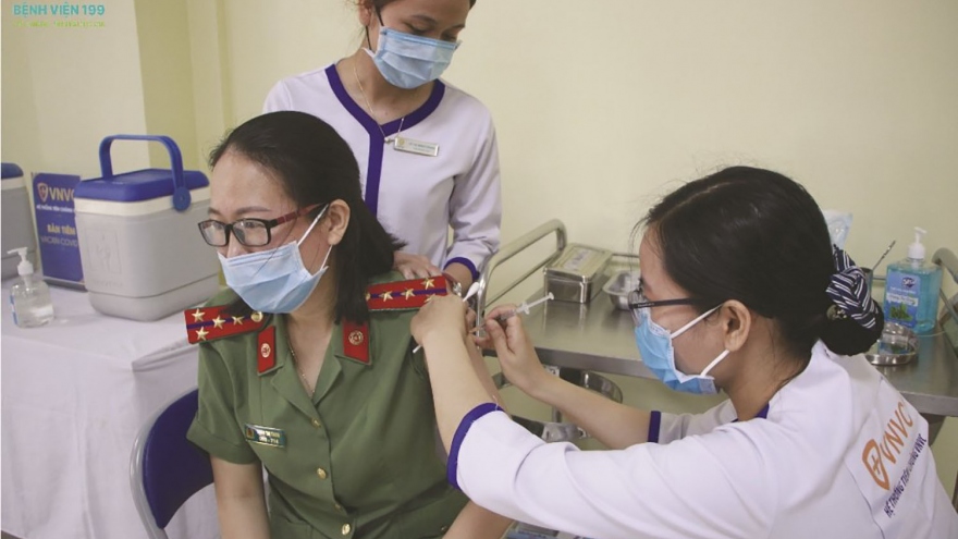 Đà Nẵng tiêm vaccine COVID-19 cho 220 cán bộ chiến sĩ các lực lượng tuyến đầu