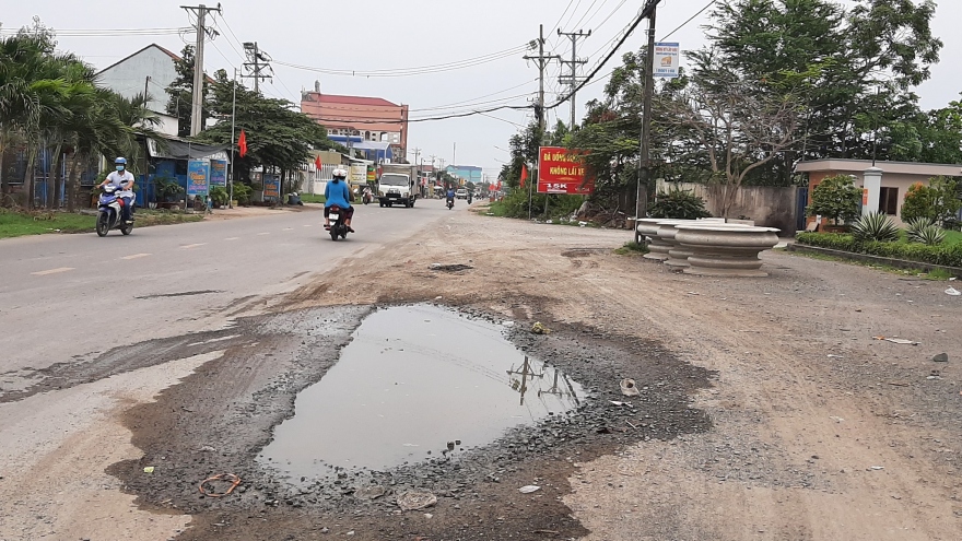 Đầu mùa mưa xuất hiện nhiều hố “tử thần” trên tỉnh lộ 864 tỉnh Tiền Giang