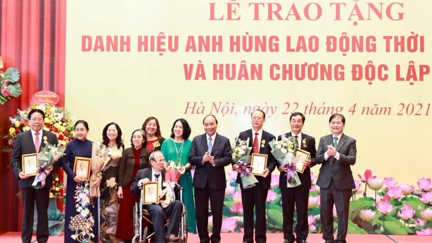 President Phuc presents Labour Hero title to outstanding scientists