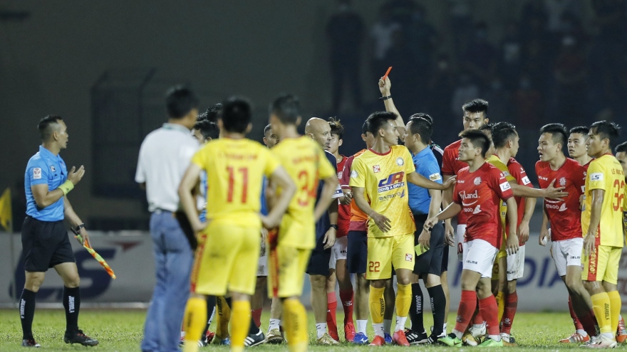 Thanh Thắng và trợ lý TPHCM nhận án phạt nặng sau vụ tấn công trọng tài