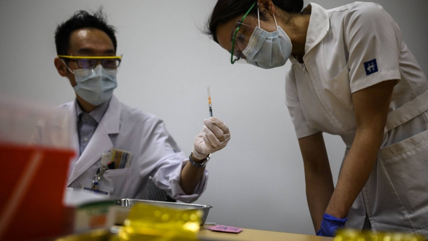 Nhân viên y tế Nhật Bản mắc Covid-19 sau khi tiêm vaccine