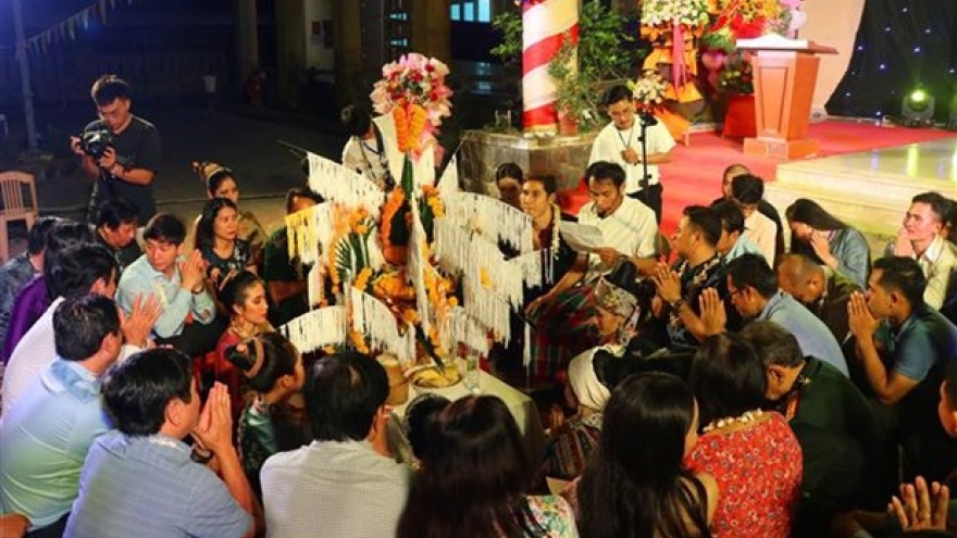 Lao students celebrate Bunpimay Festival in Vietnam