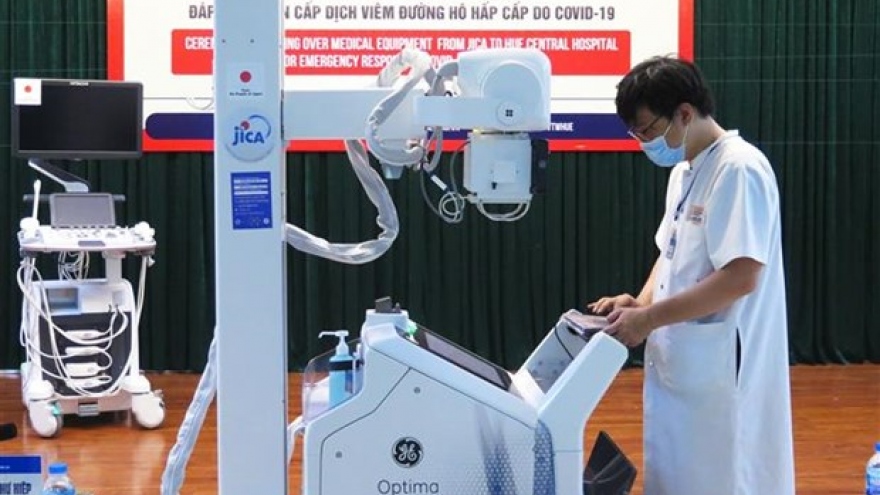 Japan presents medical equipment to Hue Central Hospital