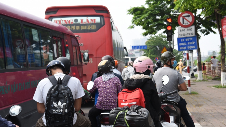 Hà Nội ra công điện yêu cầu người trở về thành phố bắt buộc phải khai báo y tế