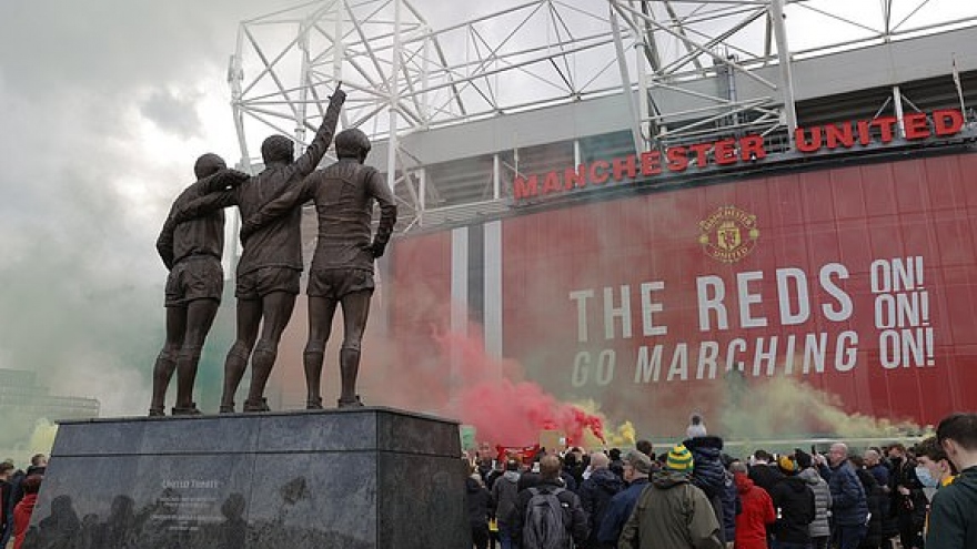 CĐV biểu tình làm loạn ở Old Trafford, trận đấu MU - Liverpool chính thức bị hoãn